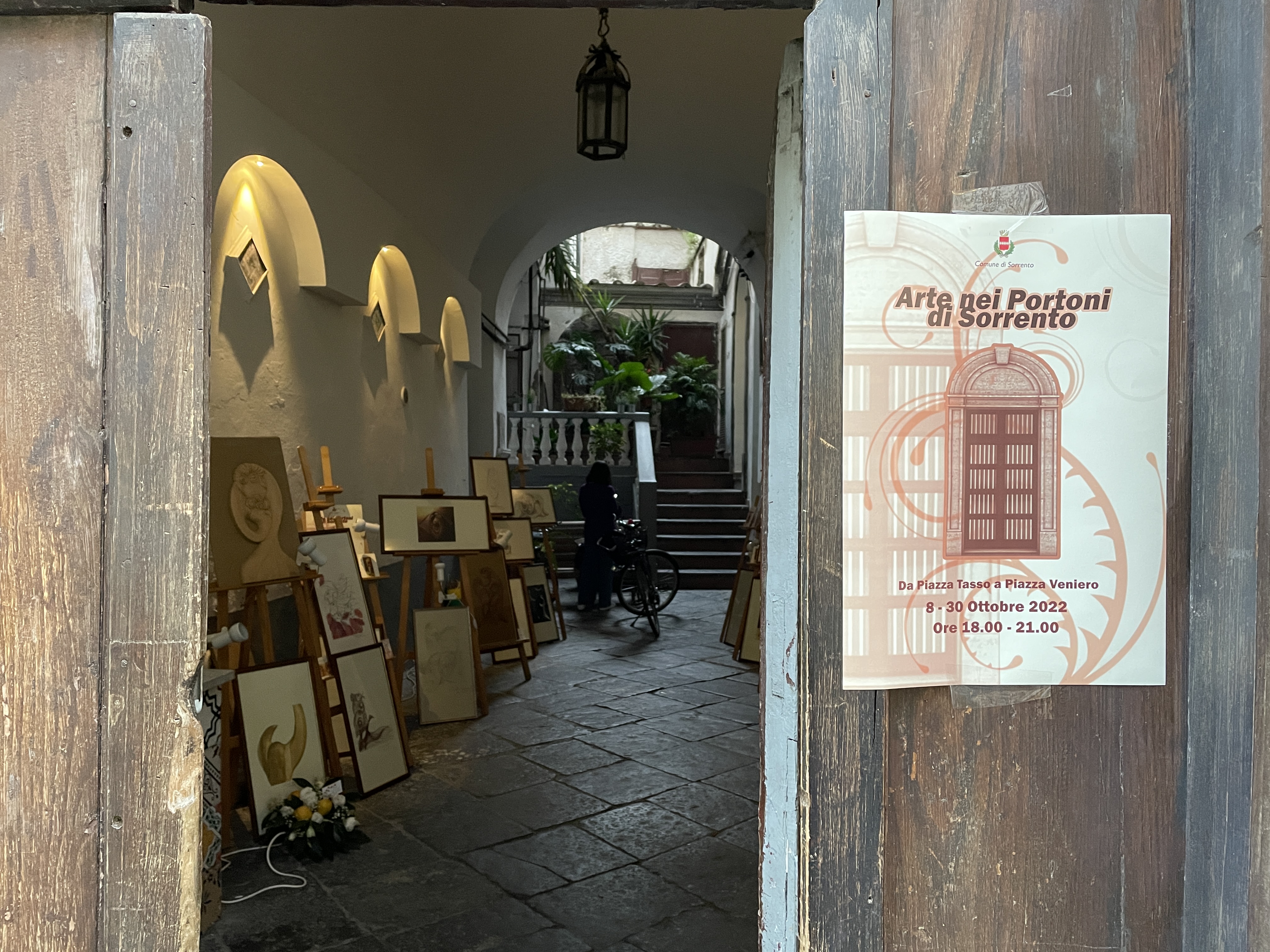 Uno dei portoni, lungo corso Italia, che ospita l'iniziativa