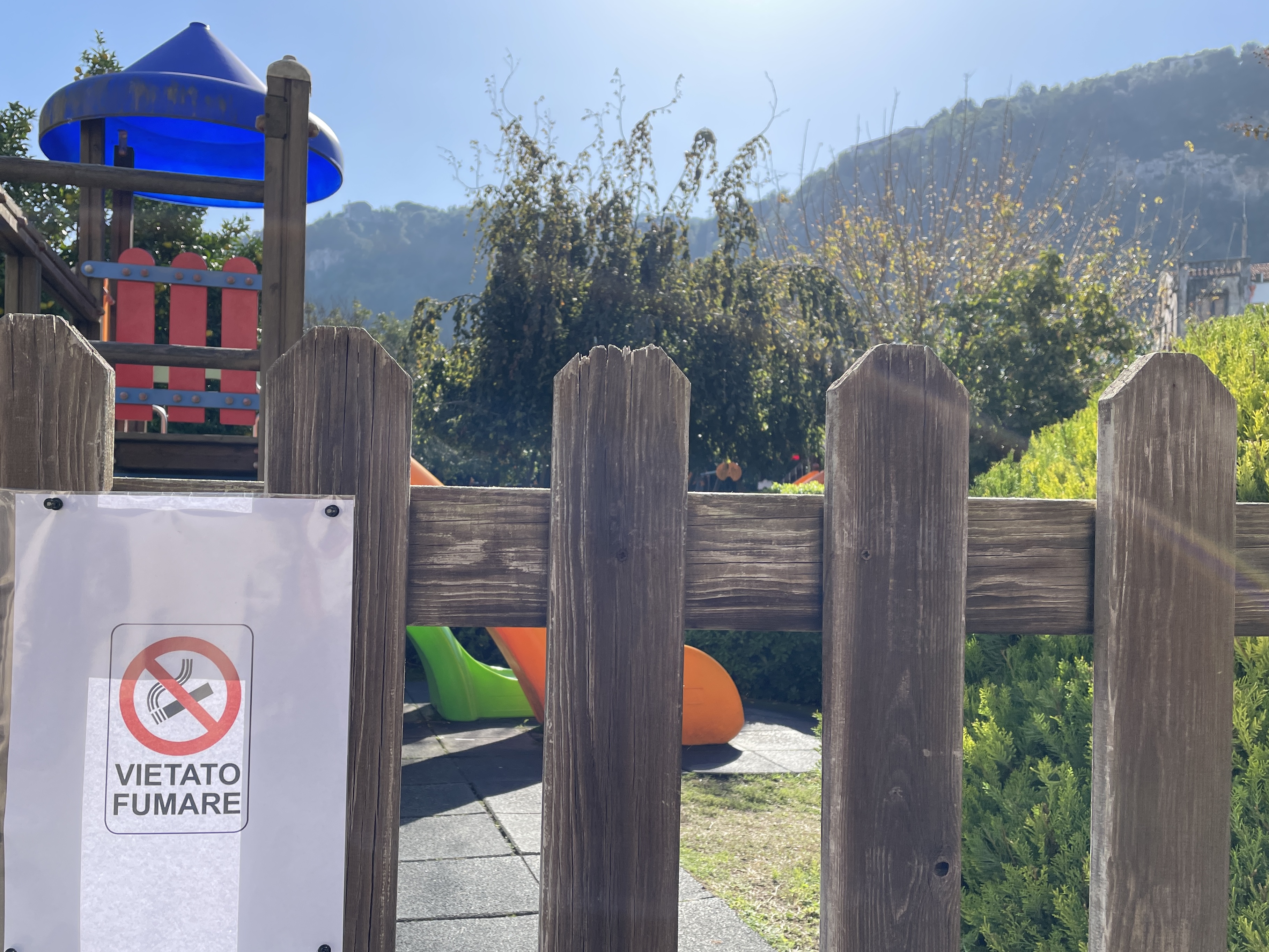 Un cartello di divieto di fumo 