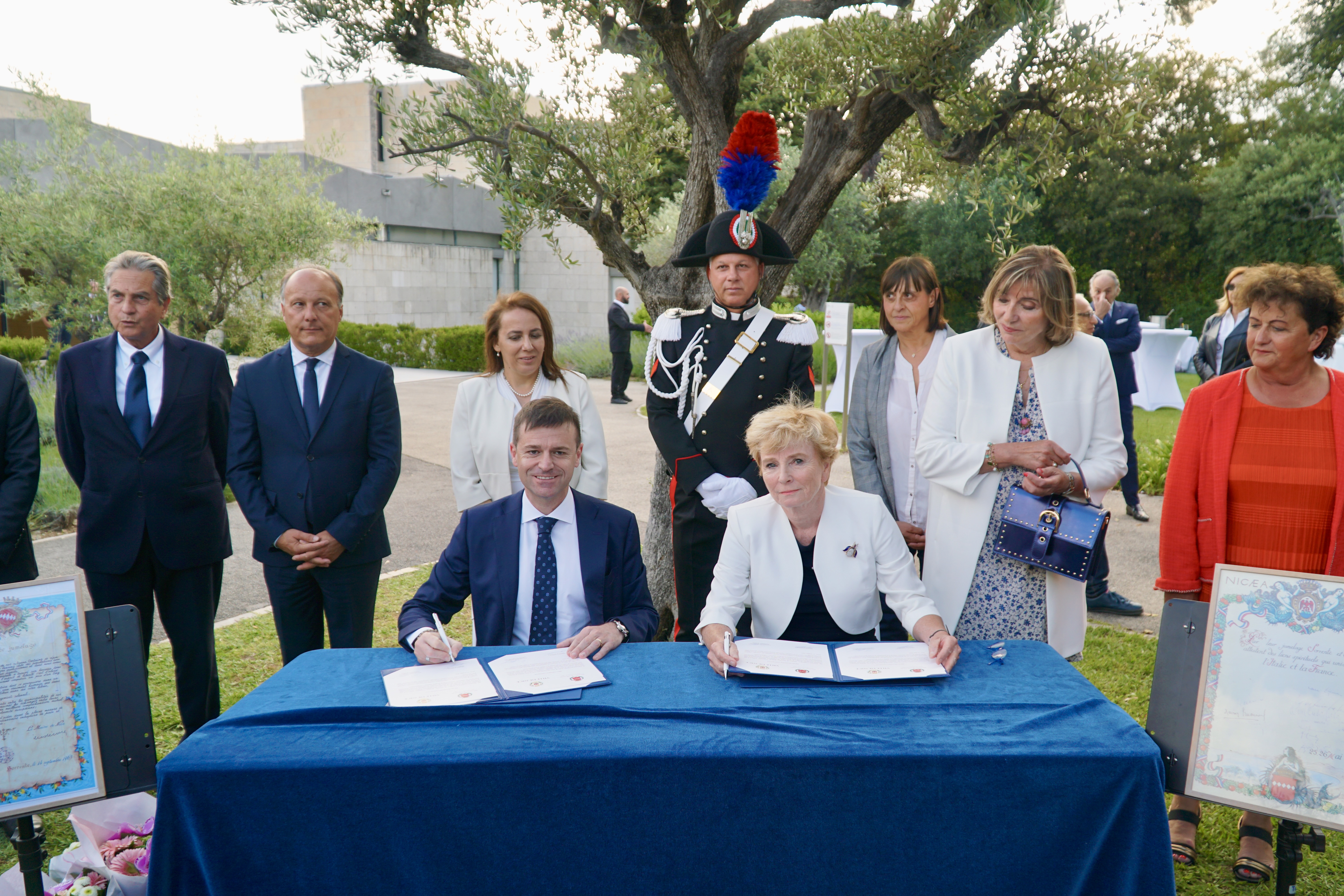 La firma del patto di amicizia