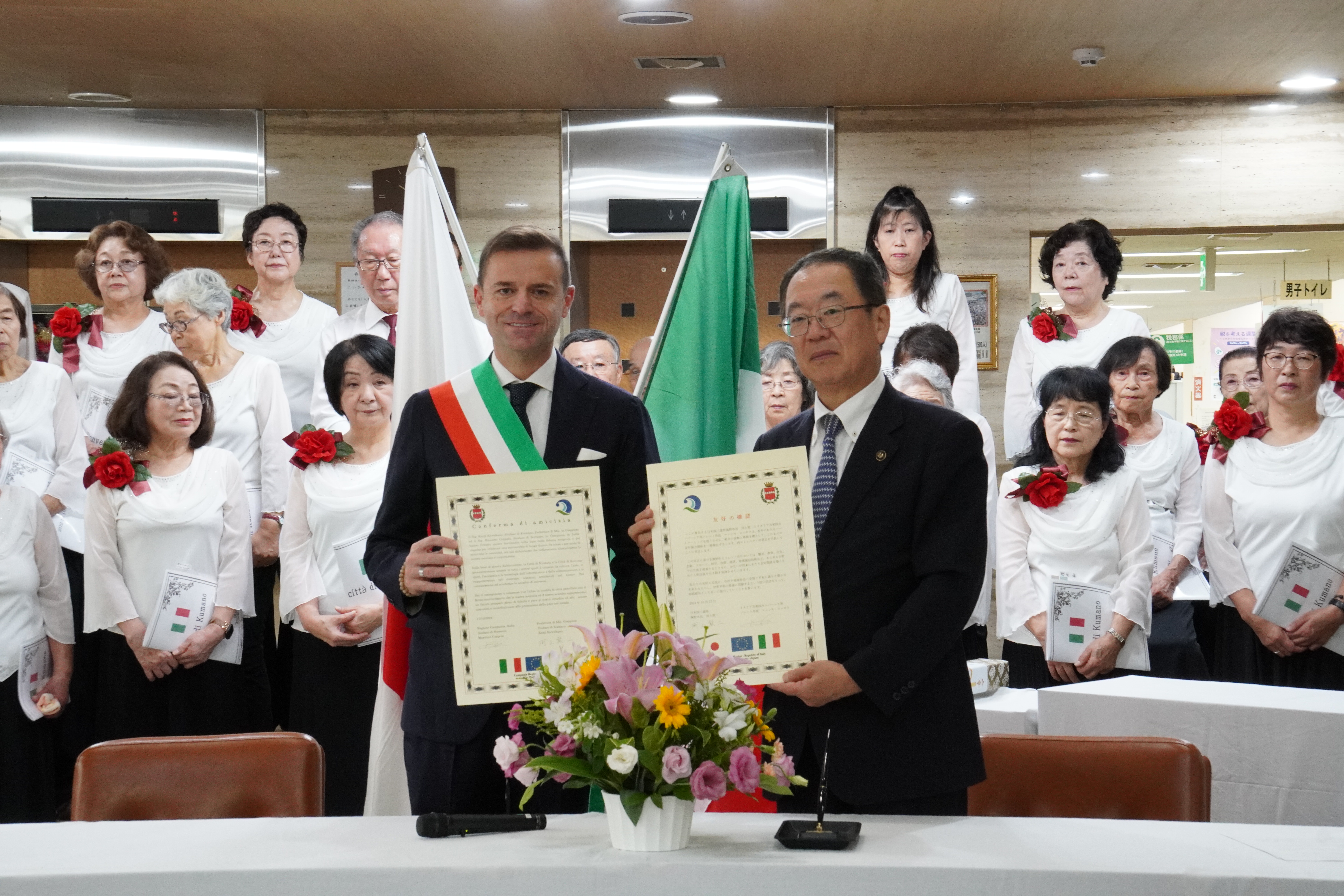 Nella foto, i sindaci di Sorrento, Massimo Coppola, e di Kumano, Kaiji Kawakami